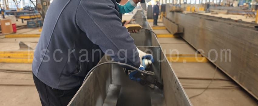 Magnetická prášková kontrola vnitřních švů mostového jeřábu v měřítku 4