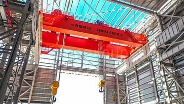 500-тонний двобалковий кран з двома візками забезпечує роботу морського вітроенергетичного проекту світового класу