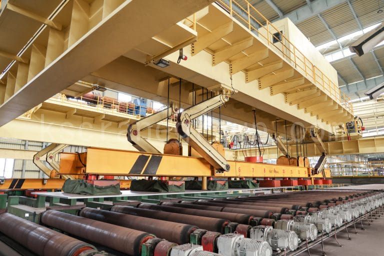 निरंतर ढलाई लाइनों में स्लैब स्थानांतरण के लिए 50 टन क्षमता वाली स्लैब हैंडलिंग ओवरहेड क्रेन