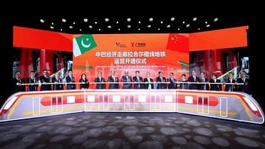 KUANGSHAN CRANE: 32 conjuntos de guindastes dão suporte à operação da Linha Laranja do Metrô de Lahore no Corredor Econômico China-Paquistão.