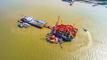 La gru KUANGSHAN alimenta la costruzione del ponte sul fiume Yangtze a Changtai