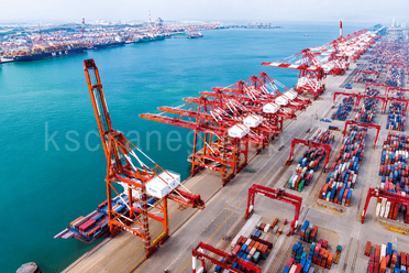 Figure 1 Conteneurs d'expédition en rotation active dans un terminal portuaire 