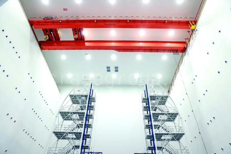 aerospace crane for large equipment handling