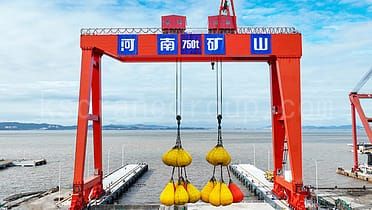 750 ton double girder gantry crane is located at the wharf with double trolley form and the crane is undergoing load test1 1